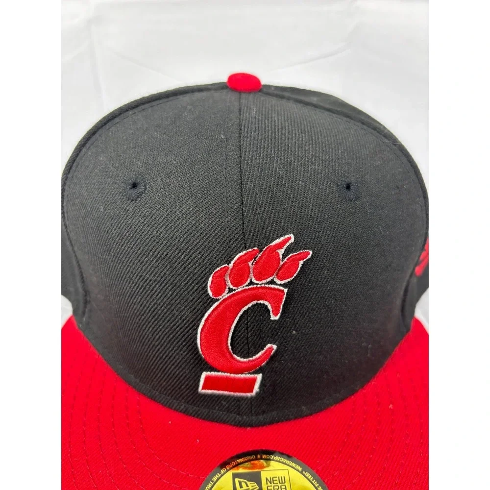New Era 59Fifty Cincinnati Bearcats NCAA 2-Tone Hat Cap Mens Red Black 7 1/4 NWT